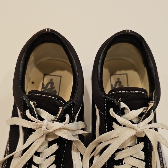 Vans Black and White Old Skool Women's Sneakers Size 11 Women's & 9 Men's - Picture 2 of 8